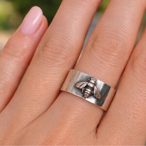 Kira Ferrer 925 Sterling Silver Bee Wide Band Ring